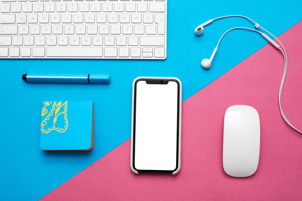 俯视图的彩色办公桌桌子模拟智能手机和现代配件，供应在白色背景库存照片图片下载
