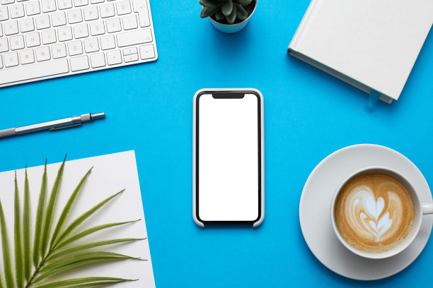 家庭办公办公桌的工作空间与智能手机的模型，耳机眼镜，多汁的颜色背景。平躺，俯视图现代极简博客英雄头模板。库存图片图片下载