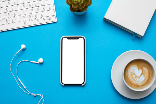 家庭办公办公桌的工作空间与智能手机的模型，耳机眼镜，多汁的颜色背景。平躺，俯视图现代极简博客英雄头模板。库存图片图片下载