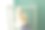 白色女式滑冰鞋上伸着女人的腿坐在椅子上。一双花样滑冰鞋放松和支撑在一个古老的椅子上。图片下载