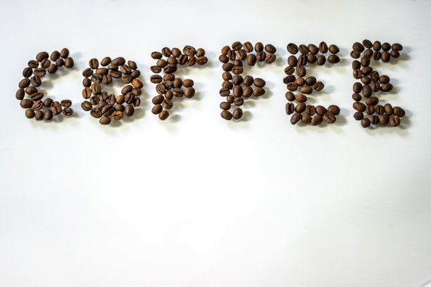 用咖啡豆制成的咖啡。图片下载