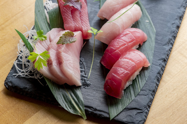 寿司片，金枪鱼，鲑鱼肚，虾，海胆和章鱼。经典的日本料理，生鱼配糯米，芥末和腌姜。图片下载