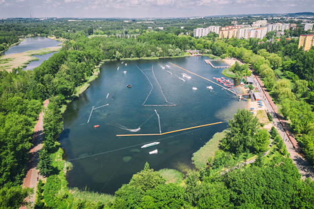 水上缆车公园的水上滑板在城市无人机拍摄的照片图片下载