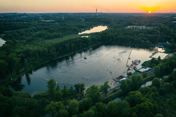 水上缆车公园的水上滑板在城市无人机拍摄的照片图片下载