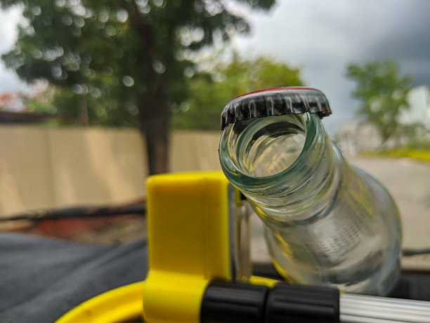 皇冠和瓶子图片下载