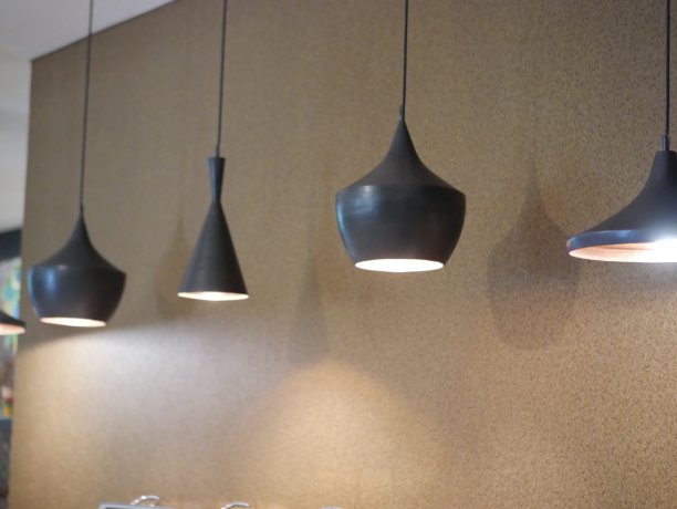 装饰灯悬挂在房间里图片下载