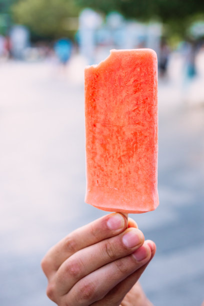 年轻人正在吃美味的冰淇淋图片下载