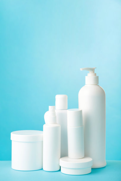 蓝色背景上的白色化妆瓶。俯视图图片下载