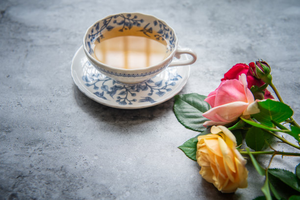 桌上放着一杯茶和一束花图片下载