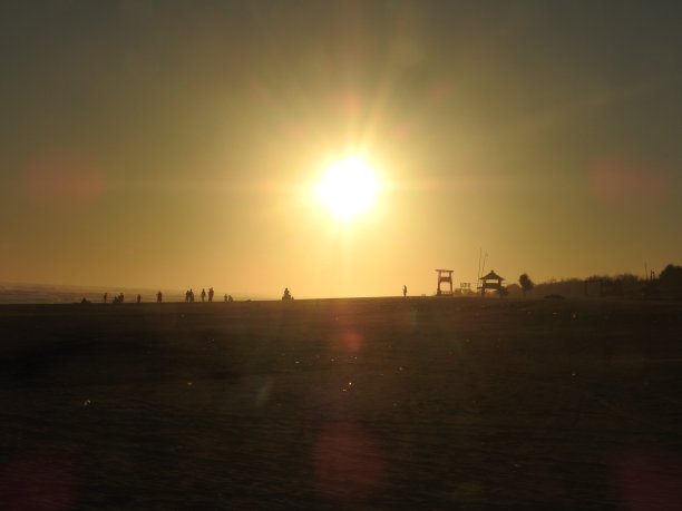 日惹班图尔的Parangtritis海滩上的黄色日落。图片下载