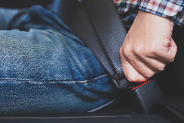 年轻人和安全带车。概念安全第一。图片下载