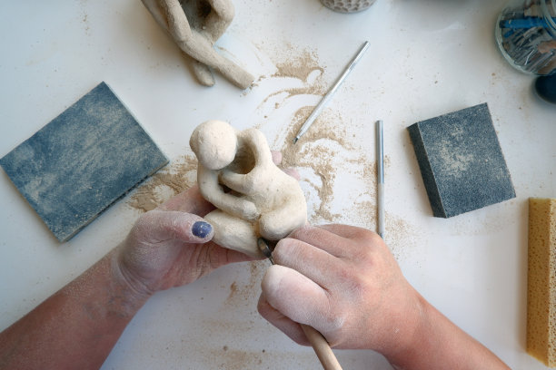 女艺术家的手刮干泥塑图片下载