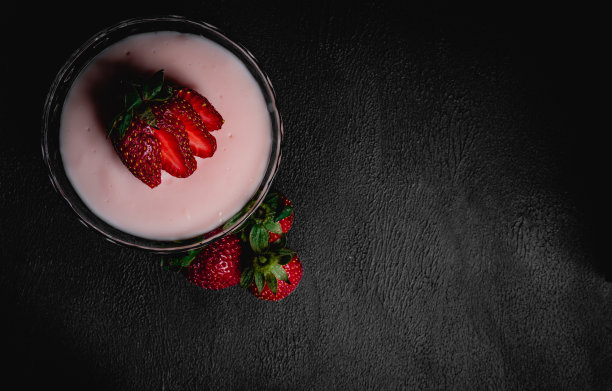 深色背景上的草莓布丁。图片下载
