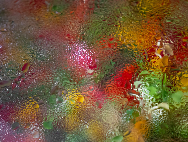 彩色的辣椒被玻璃上的凝结弄得模糊不清图片下载