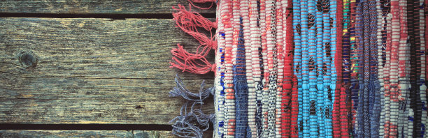 旧木板上的地毯。背景和纹理。图片下载