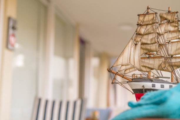 在大海上的一艘高帆船上，通过我的创造性思维旅行。图片下载