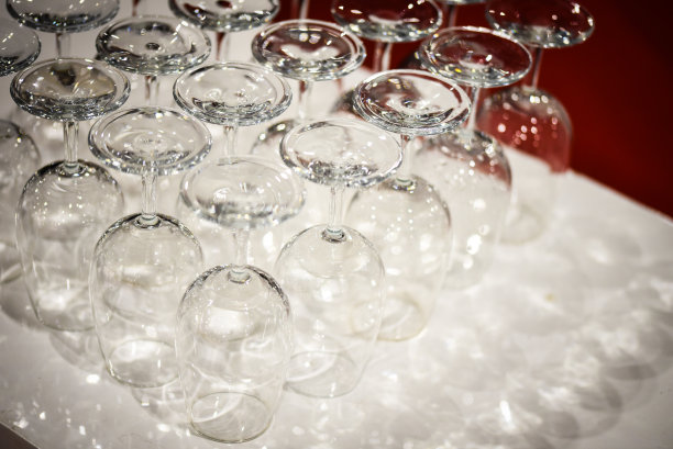 空酒杯近距离观察图片下载