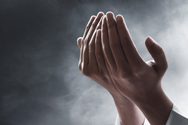 穆斯林男子的双手祈祷图片下载