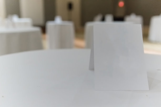 桌子上的空白卡片图片下载