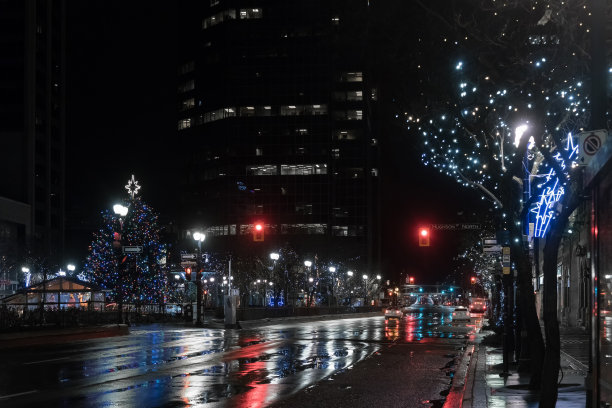 汉密尔顿，安大略-市中心核心夜-国王和休森在圣诞节期间图片下载