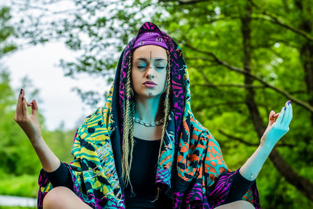 特写镜头。健康的生活方式和瑜伽概念。在户外做瑜伽的女子莲花姿势。女人锻炼和冥想。自然背景。库存图片图片下载