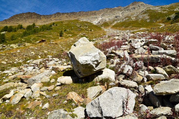 瑞士阿尔卑斯山脉的岩体蠕变和滑坡。图片下载