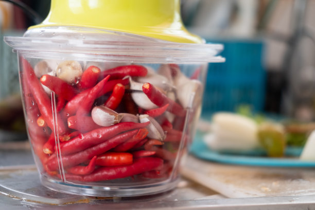 把红辣椒和大蒜放在搅拌机里准备做泰国菜图片下载