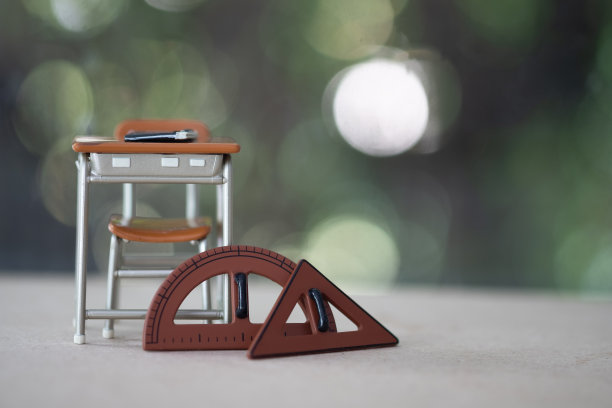 微型学习桌和文具。教育工具供应。回到学校的概念。图片下载