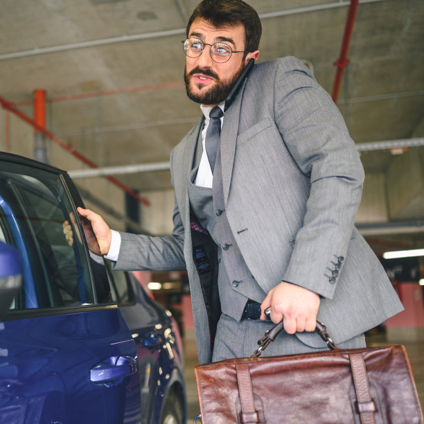 商人在车库里打开他的车。图片下载