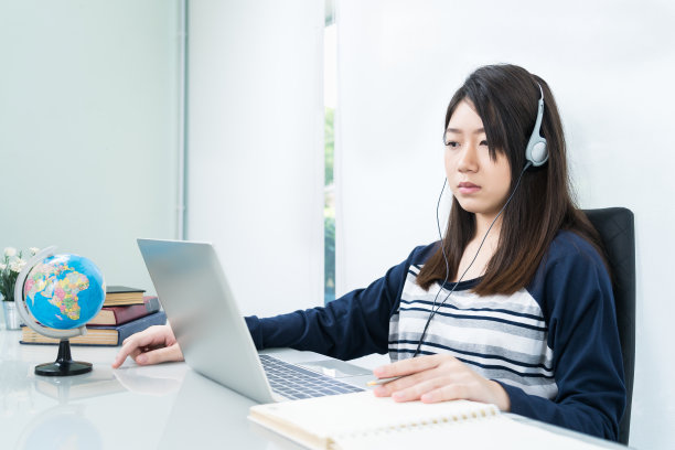 学生坐在客厅里在线学习图片下载