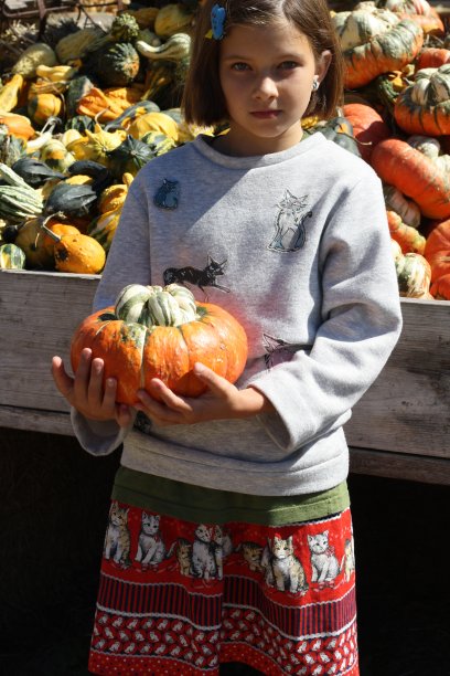 拿着南瓜的白人女孩。图片下载