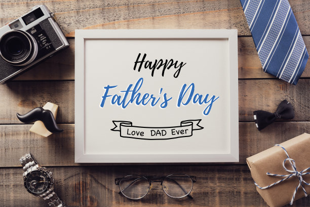 快乐的父亲节背景概念与咖啡杯，装饰领结，领带，眼镜，复古相机，礼盒和胡子老木制背景。复古风格。图片下载