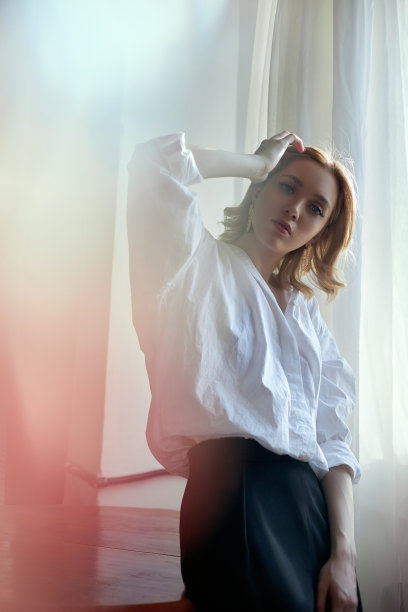 在傍晚的阳光下，金发女人戴着耳环。美丽的脸长发干净光滑的皮肤，天然的化妆品和化妆图片下载