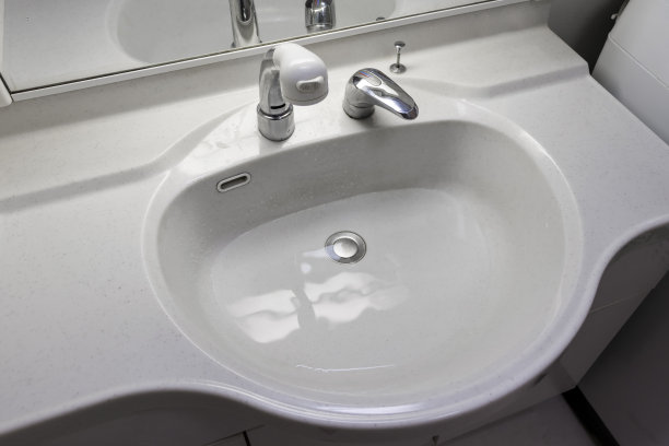 白色脸盆架，带洗脸盆和淋浴喷头图片下载