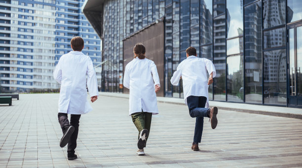 一组救援医生跑去提供紧急援助图片下载