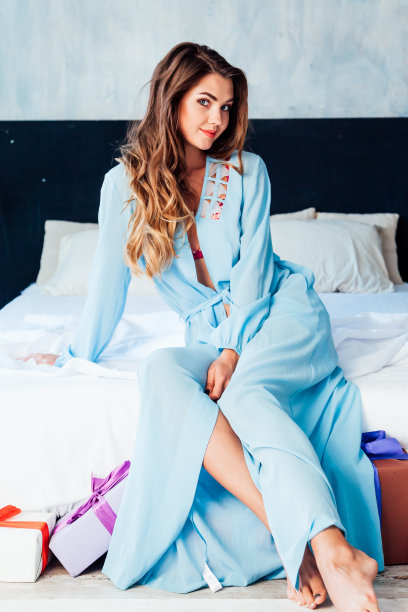 卧室里穿着内衣的漂亮时尚女人的肖像图片下载