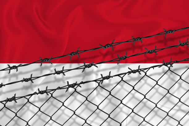 发展印尼旗、铁丝网、铁丝网。移民孤立的概念。为你的文本留出位置。图片下载