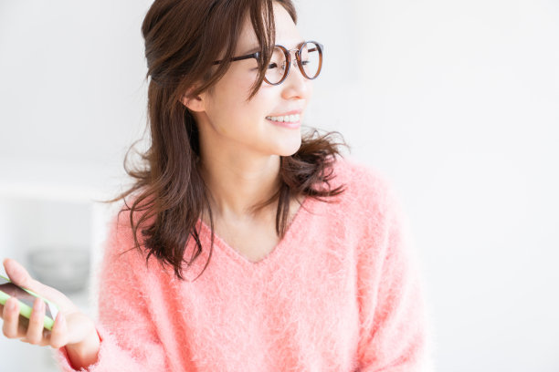 亚洲女性看到智能手机图片下载