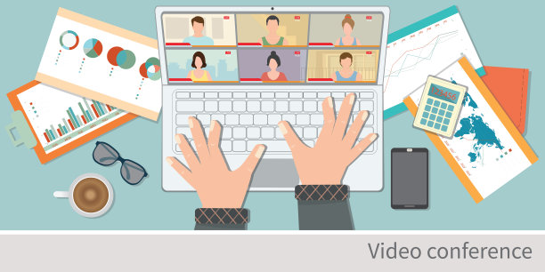 在家里用笔记本电脑进行视频会议的男人的手的俯视图。图片下载