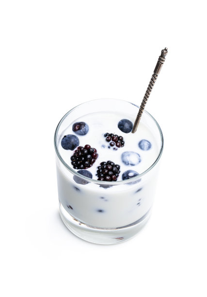 喝酸奶与新鲜浆果在一个玻璃隔离白色图片下载