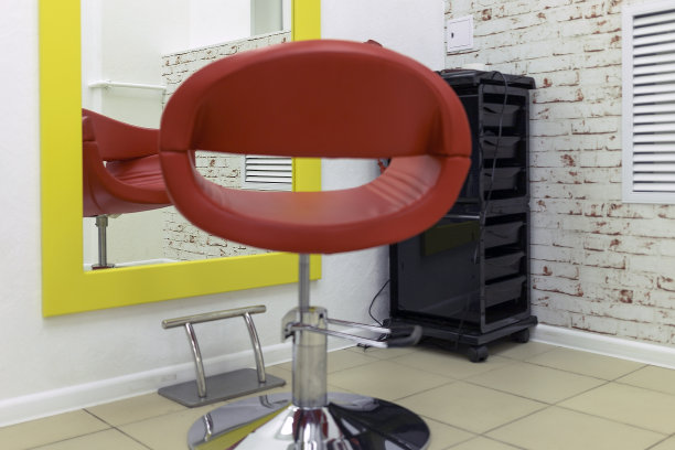 椅子放在发廊里。在镜子前摆一把普通椅子的漂亮阴影图片下载