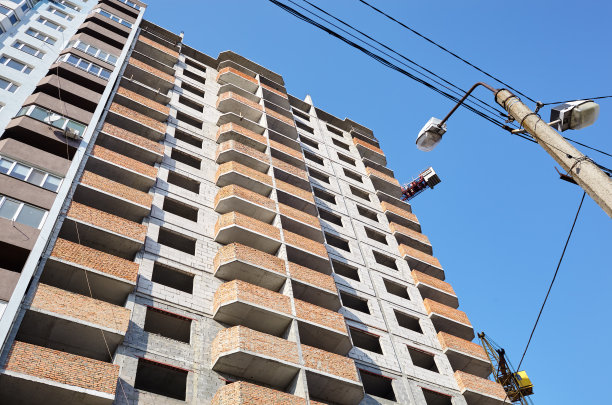 新的混凝土建筑正在建设中与砖的工作图片下载