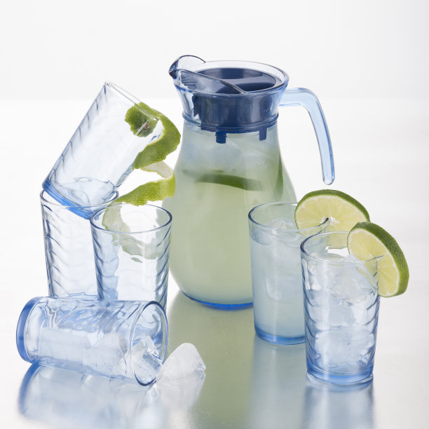 一套玻璃杯和玻璃壶;白色背景照片图片下载