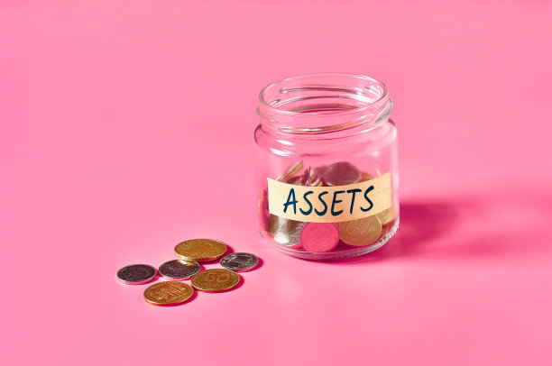 粉红色的背景是装有硬币和铭文资产的玻璃罐图片下载