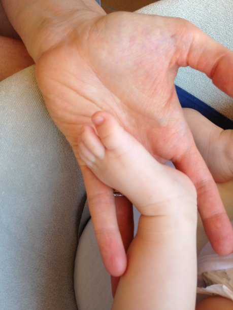 新生儿的脚和他妈妈的手图片下载