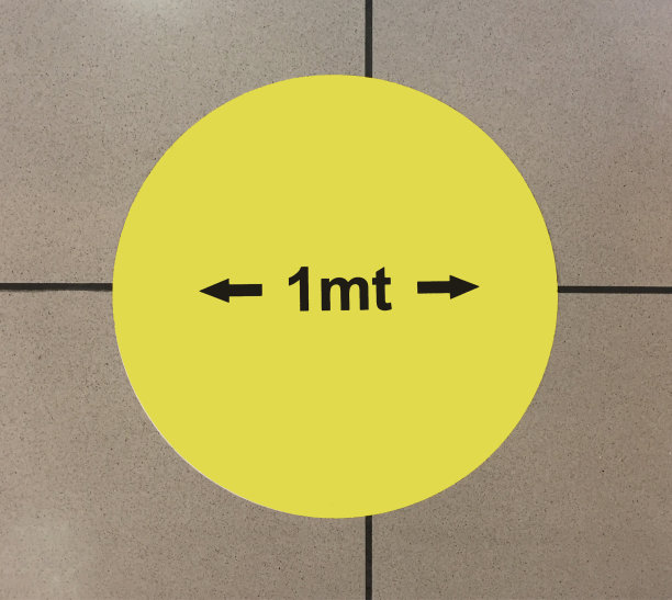 地板上的标识:保持1米距离。社交距离与冠状病毒，新冠病毒危机。图片下载