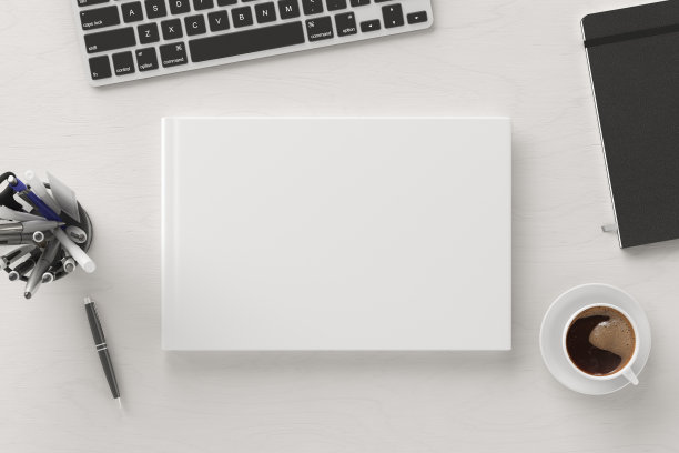 书封面模拟。工作空间在木桌和一杯咖啡图片下载
