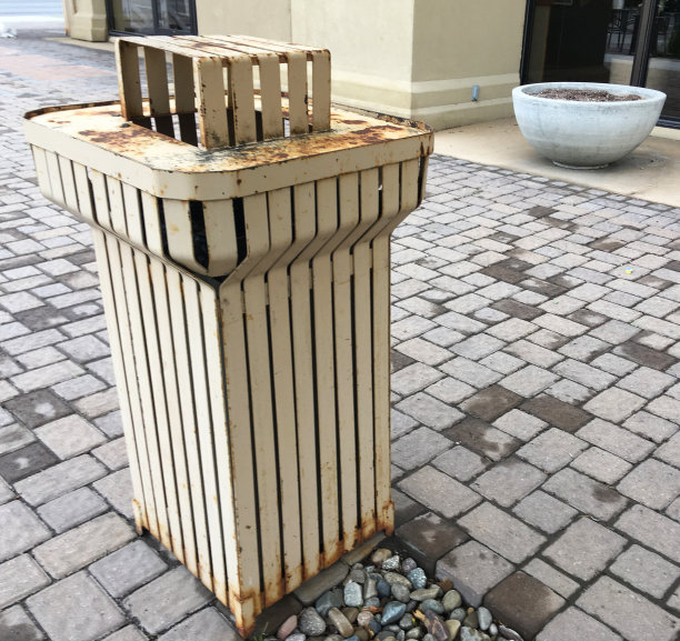 生锈的垃圾和空花盆图片下载