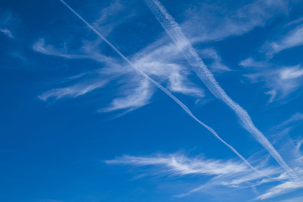 蓝色天空中的形状图片下载