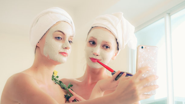 在水疗中心做面部护理的漂亮女人。图片下载